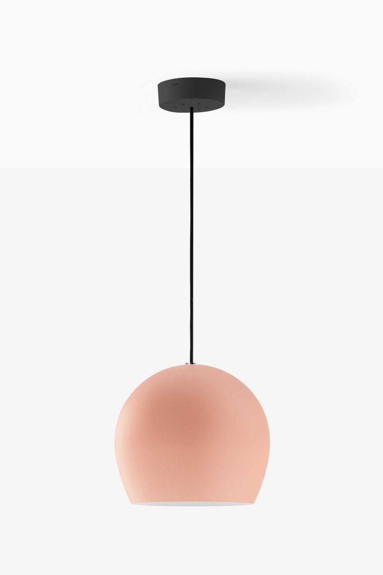 «Isotta» ist eine Pendelleuchte mit Stil und Eleganz, entworfen von Alberto Basaglia & Natalia Rota Nodari. Ihre Form erinnert an klassische Autoscheinwerfer aus den 1940er-Jahren. Gefertigt ist die Leuchte aus Aluminium und ist in verschiedenen Farbausführungen erhältlich. PEDRALI.COM