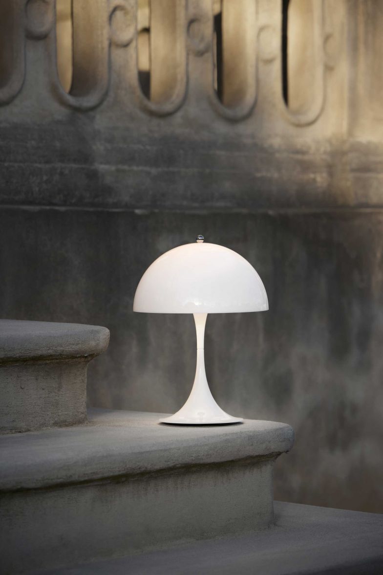 Sie ist eine Designikone und überrascht doch mit einer Neuheit: Denn die von Verner Panton 1971 entworfene Tischleuchte «Panthella» gibt es neu als kleinere, portable Version «Panthella 250», die wiederaufladbar und damit sehr flexibel einsetzbar ist – zum Beispiel im Garten, Bücherregal oder wo es sie gerade braucht. LOUISPOULSEN.COM