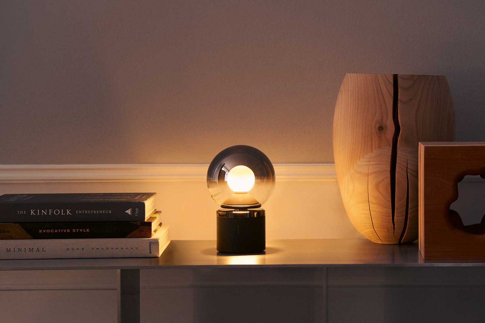 «Luna pura» verzaubert das Zuhause mit der Magie des Mondlichts. Als erste kabellose Leuchte der Serie «Luna» mit innovativer «Fireball»-Lichtquelle und einstellbaren Farbtemperaturen von 2200 bis 3500 Kelvin sorgt sie für eine warme, geheimnisvolle Atmosphäre. occhio.com