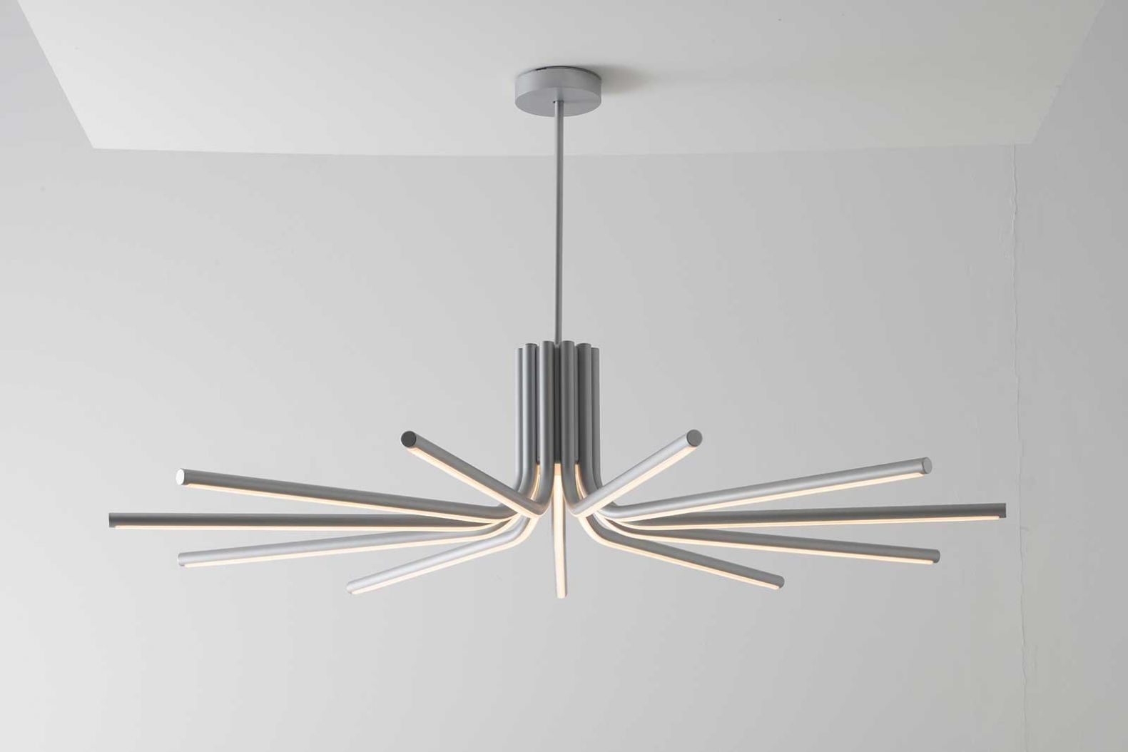Strahlenförmig angeordnete, filigrane Arme, die den Leuchtenkörper harmonisch umschliessen und mit einem Querschnitt von nur 25 mm das Licht sanft in die Umgebung streuen, definieren «Veil» – eine zeitgemässe Interpretation des klassischen Kronleuchters der Bjarke Ingels Group. artemide.com