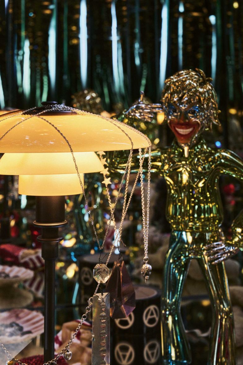 Als Neuinterpretation eines Designklassikers von Poul Henningsen präsentiert sich die «PH 2/1 Limited Edition» mit einem Gestell aus patiniertem Messing, das einen perfekten Kontrast zu den Glasschirmen in Dusty Terracotta bildet. Deren weiss sandgestrahlte Unterseiten sorgen für eine sanfte Lichtstreuung. louispoulsen.com