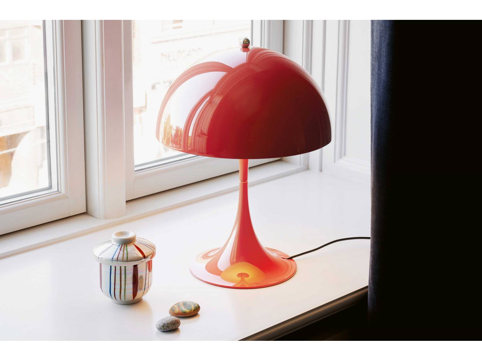 Sie ist ein Klassiker und lässt sich dank ihrer Grösse vielfältig einsetzen. Nun gibt es die «Panthella Mini bzw. Portable» in den neuen Farben Coral und Pale Blue, wobei erstere ein echter Farbtupfer ist und alle Blicke auf sich zieht. LOUIS POULSEN.