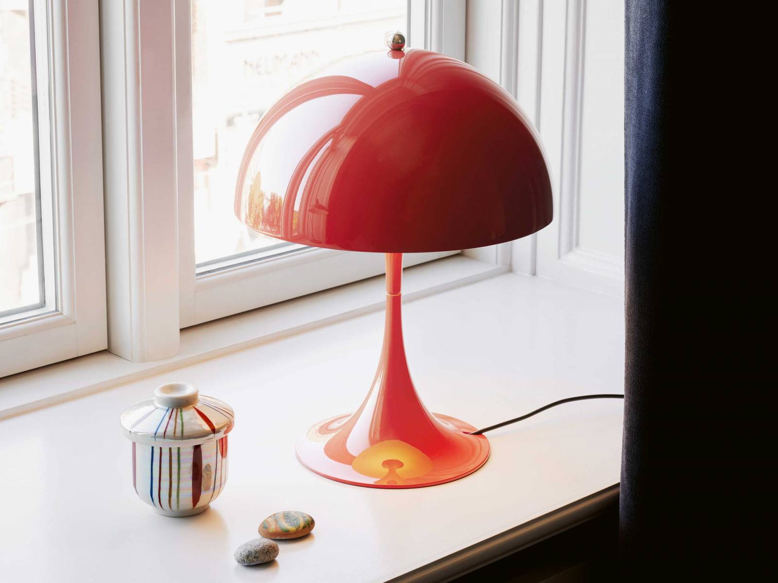 Sie ist ein Klassiker und lässt sich dank ihrer Grösse vielfältig einsetzen. Nun gibt es die «Panthella Mini bzw. Portable» in den neuen Farben Coral und Pale Blue, wobei erstere ein echter Farbtupfer ist und alle Blicke auf sich zieht. LOUIS POULSEN.