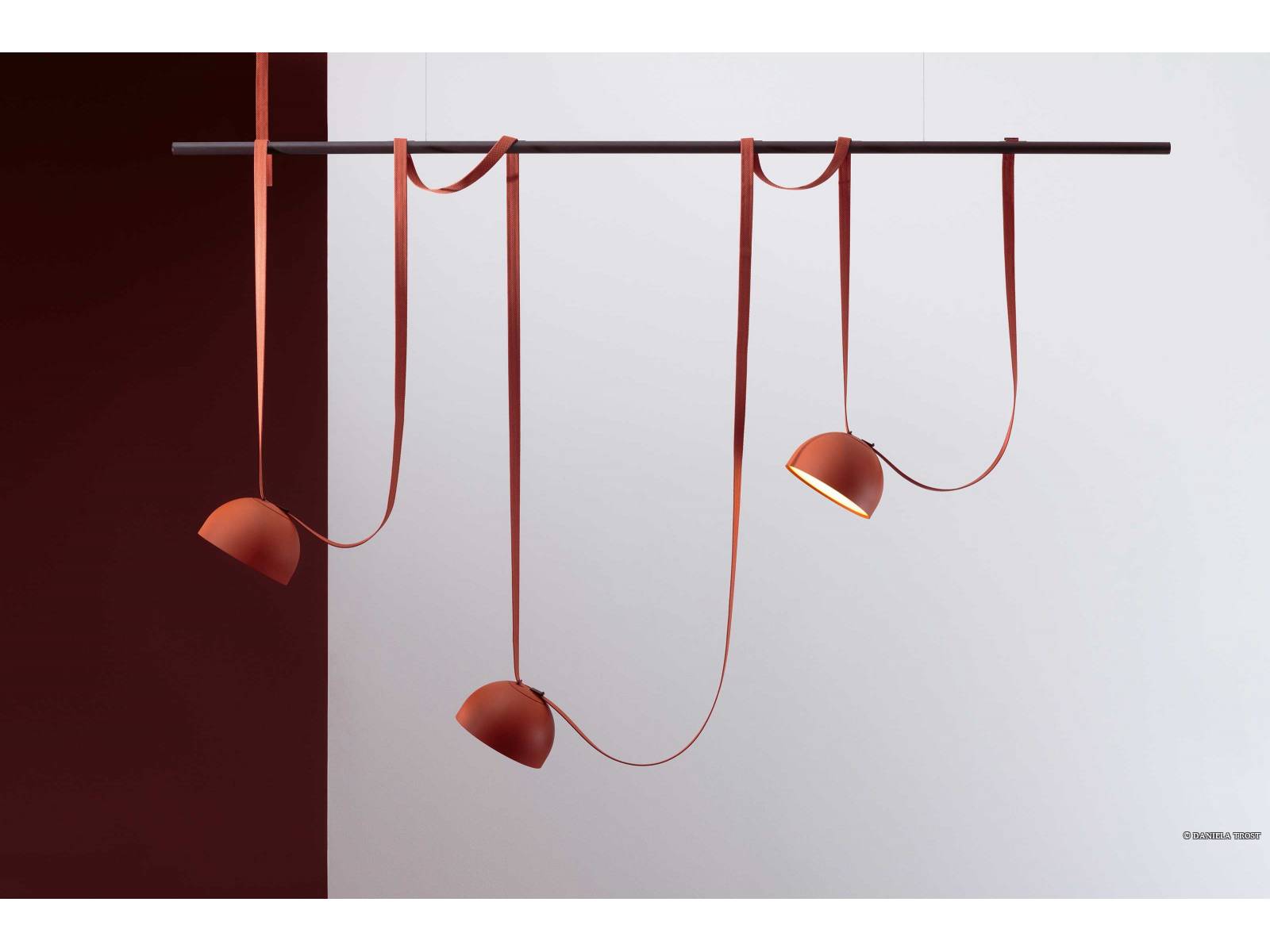 Diez Office rund um Stefan Diez hat mit «Plusminus» für Vibia ein Beleuchtungssystem geschaffen, das dank eines leitfähigen Textilbands das freie Anbringen unterschiedlicher Leuchten, die zum System gehören, erlaubt. Dadurch ergeben sich zahlreiche Gestaltungsmöglichkeiten. LICHTTEAM / VIBIA.