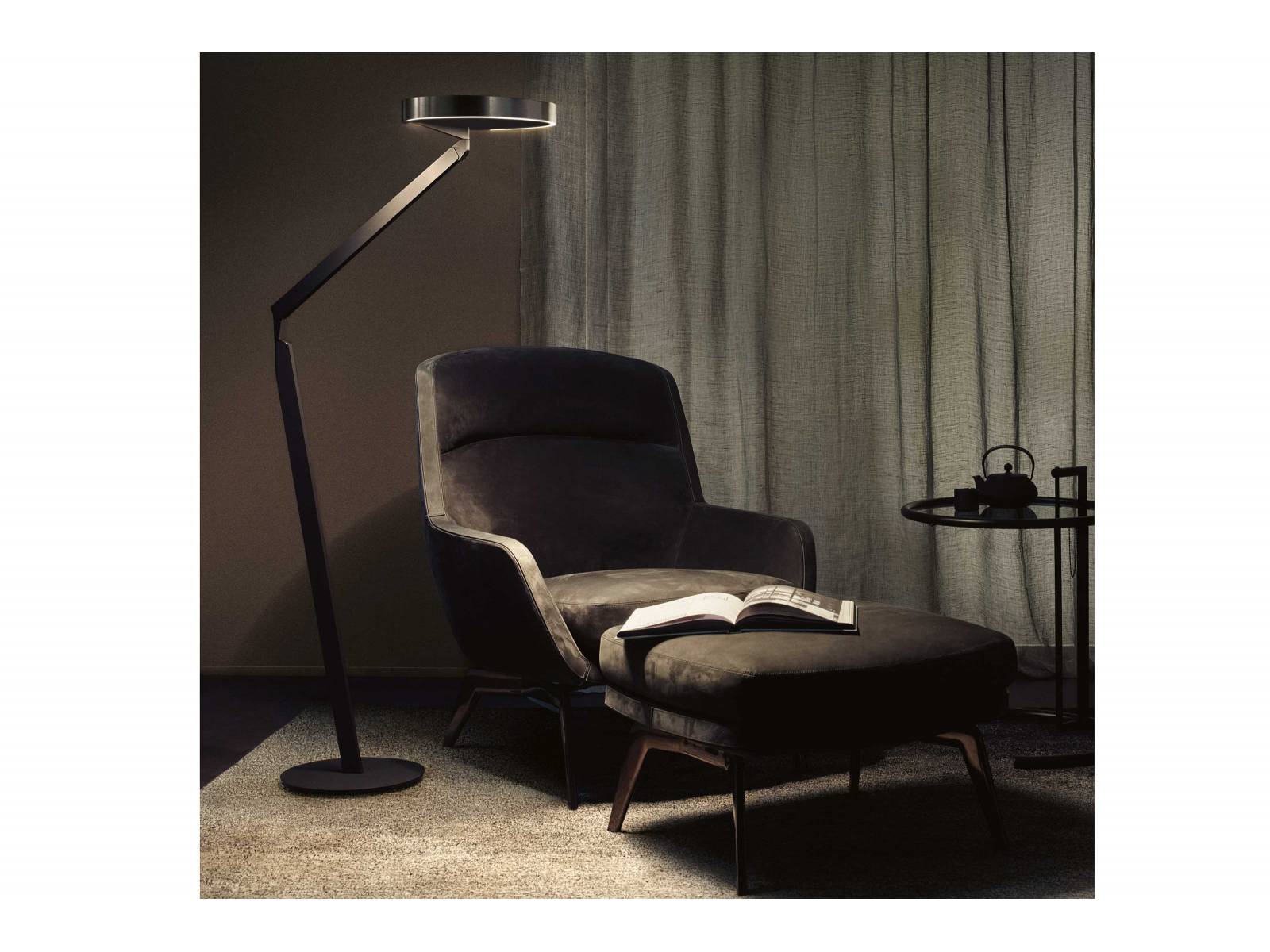 Die ist Skulptur und Leseleuchte in einem: die neue «Gioia lettura». Das Design des Leuchtenkopfs gehört unverkennbar zur Mito-Linie. Und wie ihre Schwestern «Gioia equilibo» und «Gioia tavola» lässt sie sich in Lichtfarbe, Intensität und Position schwerelos an die gewünschten Bedürfnisse ausrichten. OCCHIO.