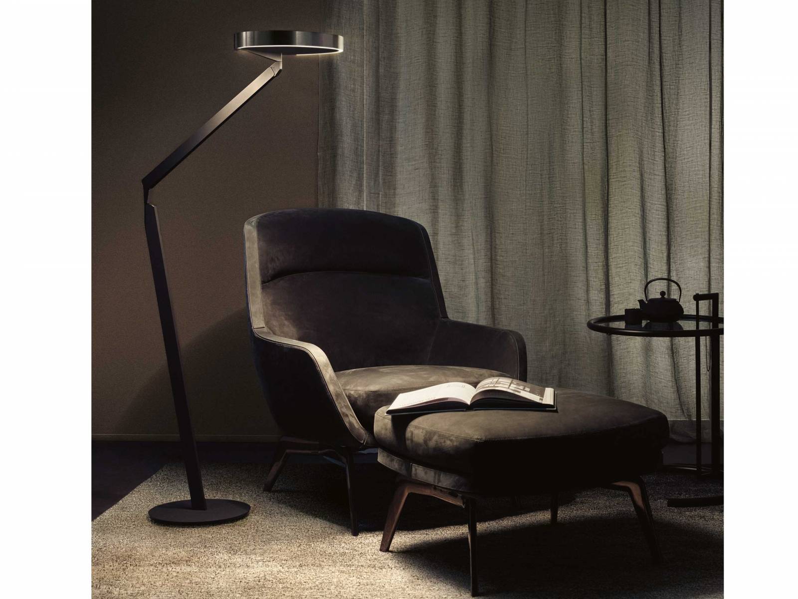 Die ist Skulptur und Leseleuchte in einem: die neue «Gioia lettura». Das Design des Leuchtenkopfs gehört unverkennbar zur Mito-Linie. Und wie ihre Schwestern «Gioia equilibo» und «Gioia tavola» lässt sie sich in Lichtfarbe, Intensität und Position schwerelos an die gewünschten Bedürfnisse ausrichten. OCCHIO.