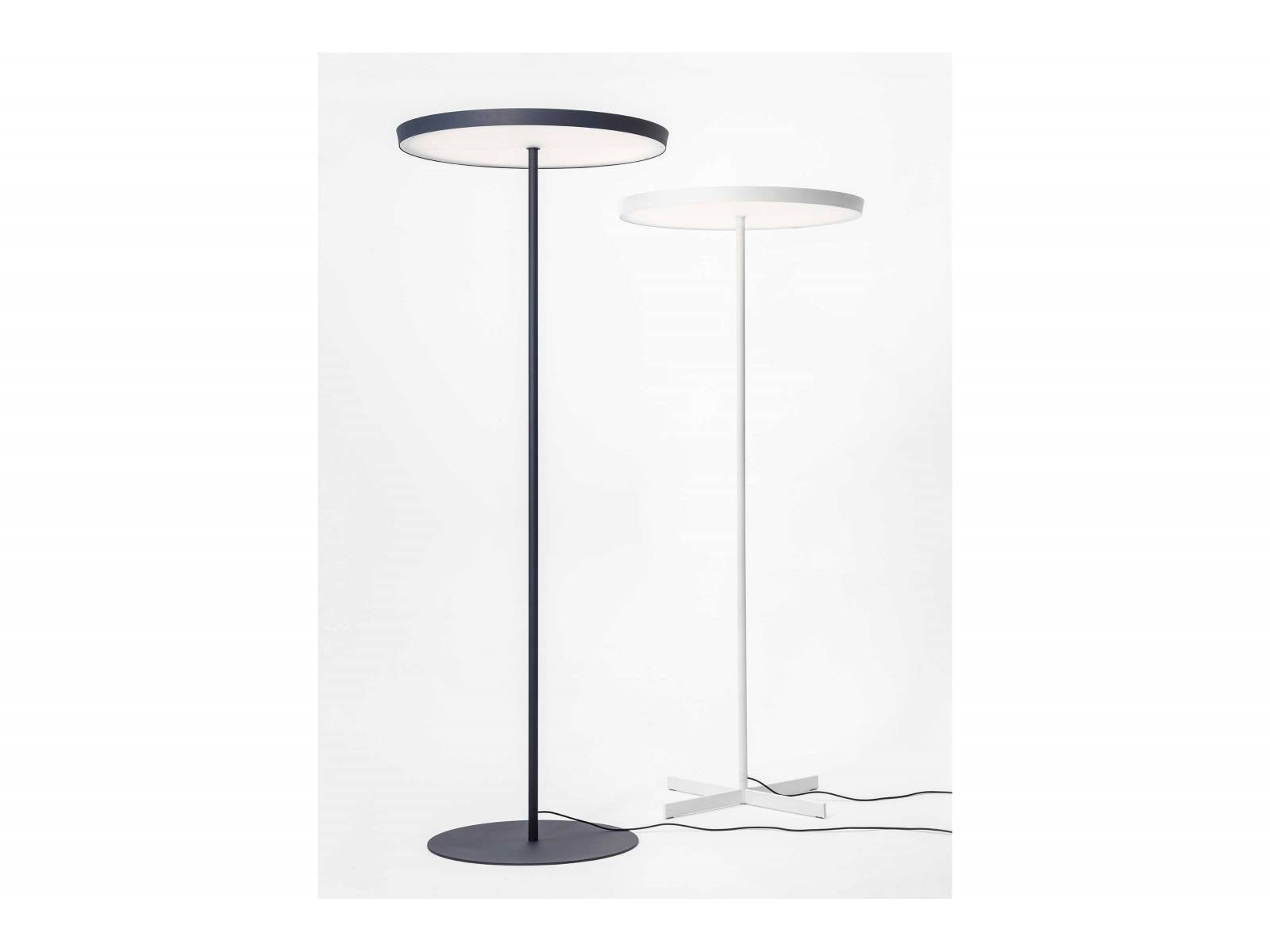 Die Produktfamilie «Circular» aus der Feder von Jörg Boner bekommt Zuwachs. Neu gibt es auch die Stehleuchte «Circular F» mit einem Leuchtenkopf im Durchmesser von 90 cm. Gemeinsamer Nenner der Familie ist das Metallband, das den runden Leuchtkörper umfasst. SCHÄTTI LEUCHTEN.