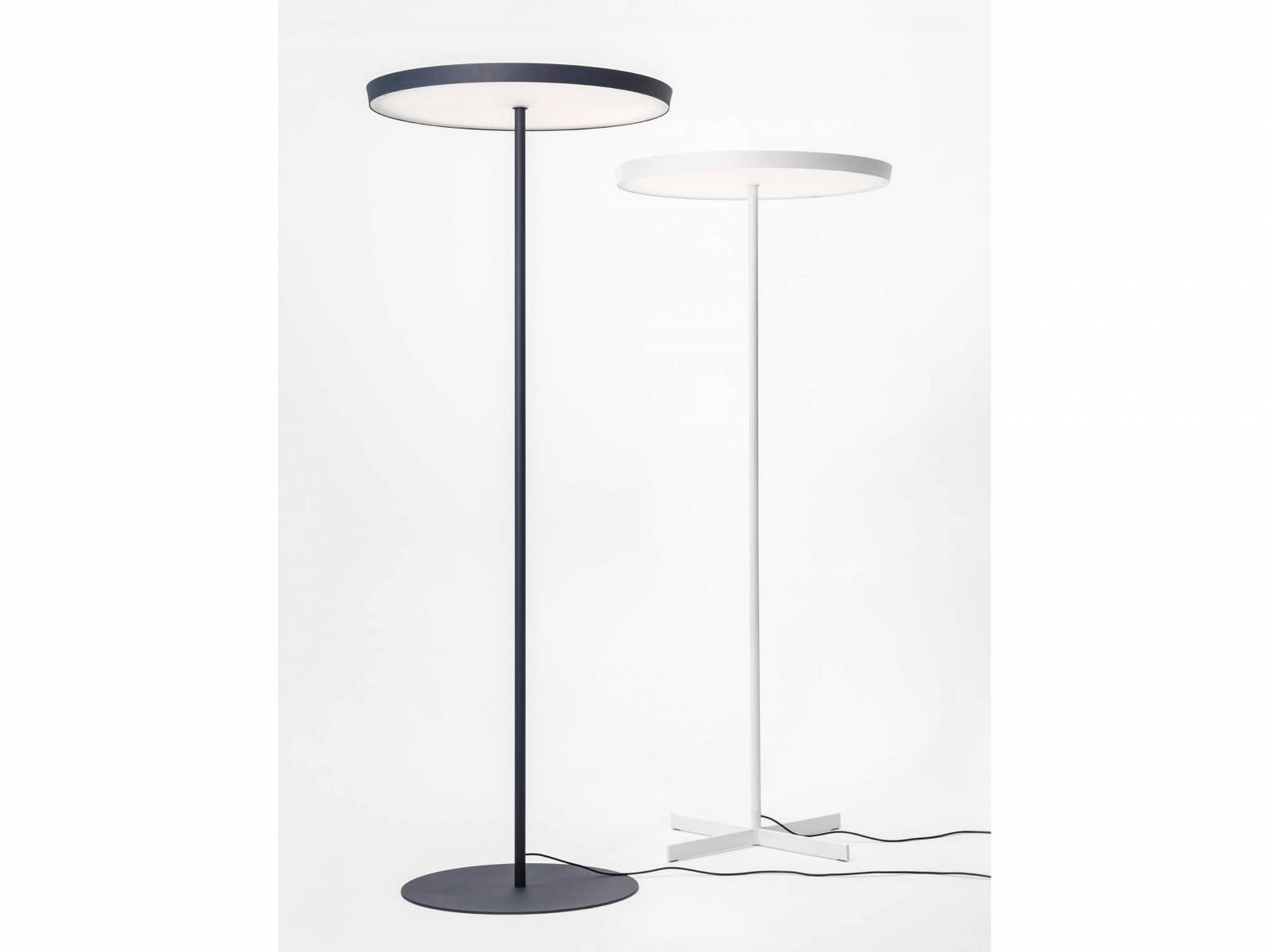 Die Produktfamilie «Circular» aus der Feder von Jörg Boner bekommt Zuwachs. Neu gibt es auch die Stehleuchte «Circular F» mit einem Leuchtenkopf im Durchmesser von 90 cm. Gemeinsamer Nenner der Familie ist das Metallband, das den runden Leuchtkörper umfasst. SCHÄTTI LEUCHTEN.