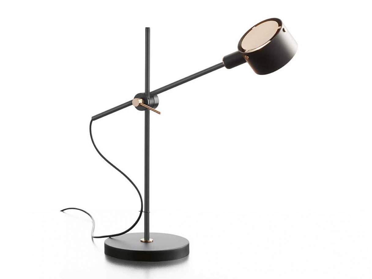 «G.O.», benannt nach ihrem Designer Giuseppe Ostuni, wurde von ihm in den 1960er-Jahren entworfen. Die Neuauflage des Modells behält den ursprünglichen Entwurf bei, wird aber durch kostbare Details in satiniertem Gold aufgewertet. Zusätzlich gibt es das Modell neu auch als Leseleuchte. OLUCE.