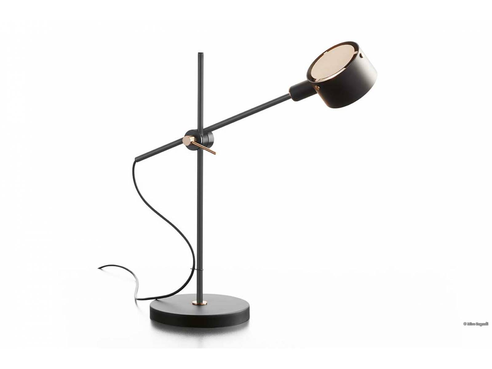 «G.O.», benannt nach ihrem Designer Giuseppe Ostuni, wurde von ihm in den 1960er-Jahren entworfen. Die Neuauflage des Modells behält den ursprünglichen Entwurf bei, wird aber durch kostbare Details in satiniertem Gold aufgewertet. Zusätzlich gibt es das Modell neu auch als Leseleuchte. OLUCE.