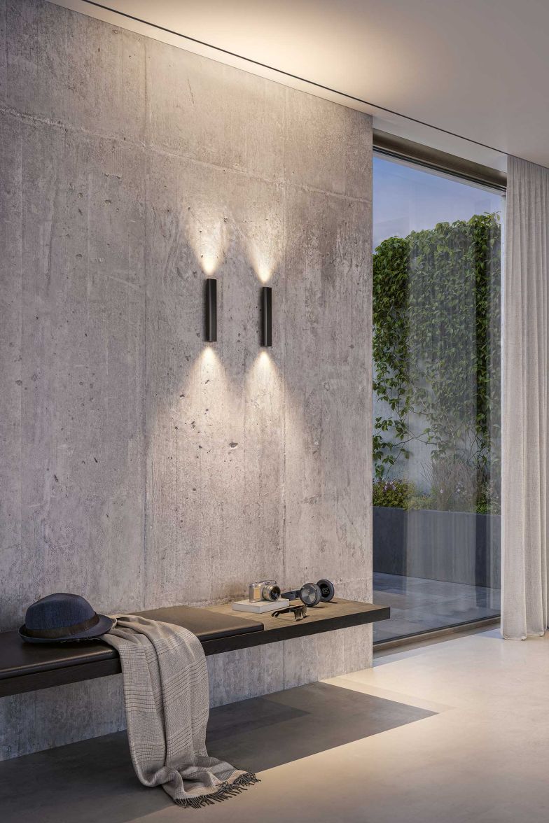 Aus einem Stück Aluminium gefräst, zeigt sich die Leuchte «Kleen» mit klaren, kantigen Linien statt sanfter Rundungen als zurückhaltendes Lichtwerkzeug, das Räume dezent akzentuiert. Diese Leuchte erzeugt eine ausgewogene Lichtstimmung aus präzisem Direktlicht dank einer Doppelfokus-Linsentechnologie und dezenter Lichtstreuung. ribag.ch