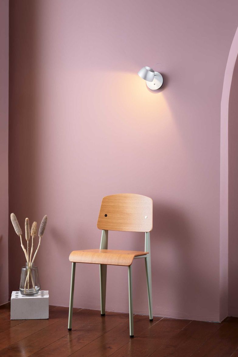 Ihr flexibel verstellbarer Kopf, ihre hohe Lichtstärke und ihre optimale Entblendung machen die Wandleuchte «Irio» zur vielseitig einsetzbaren Lichtquelle. Dank optionaler Adaptionen lässt sie sich zudem am Bett, Regal oder anderen Möbeln montieren. baltensweiler.ch