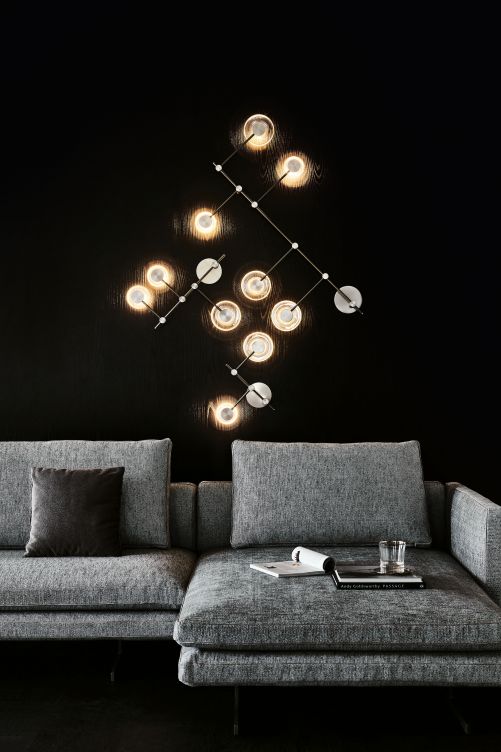 Die kleinen Lampenschirme aus Borosilikatglas sitzen direkt an dem Gestell aus Titan und satiniertem Nickel. Die unterschiedlich grossen Modelle sind durchweg grafisch angelegt und können gut miteinander kombiniert werden. «Circuit» ist als Wandleuchte gedacht, funktioniert aber auch an der Decke. Von Design STC Studio. Cattelan. 