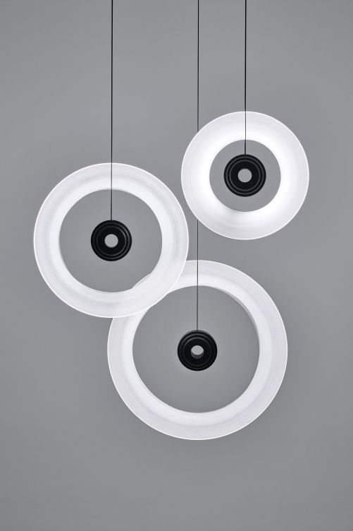 «Wir sind fasziniert davon, wie Licht und Materie interagieren», sagen die Designer von By Belli über ihre Pendelleuchte. «Glas bricht  das Licht immer wieder anders und schafft so unzählige Möglichkeiten.»  Mit «Mimas» präsentieren sie eine Leuchte, die als Einzelstück wirkt, aber auch in unterschiedlichen Grössen und Höhen kombiniert werden kann. Japth.