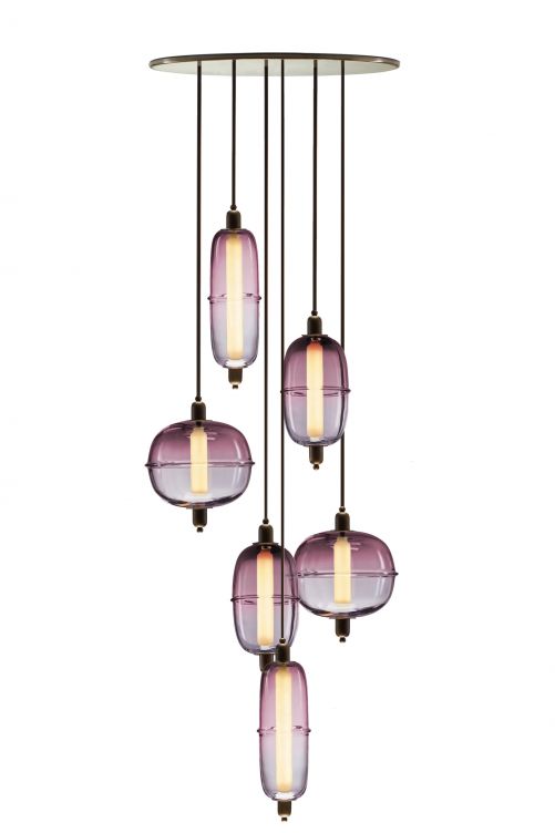 Stück für Stück präsentiert der englische Möbelhersteller die «Collection IV» des Designers Ini Archibong, zu der auch die Leuchtenkollektion Moirai gehört. Die kugel– oder zylinderförmigen Gläser bestehen aus zwei Hälften, durch die in vertikaler Linie Messingfassung und Leuchtmittel laufen. Sé.