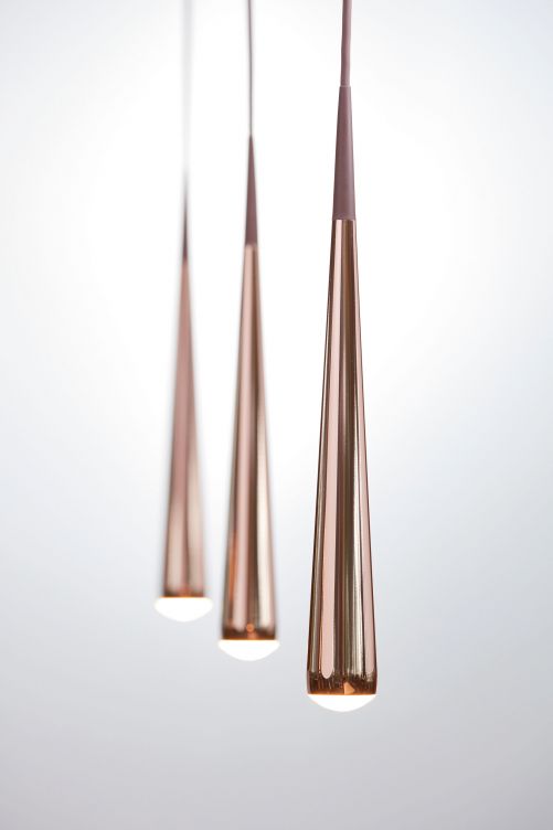 Elegant wie fallende Regentropfen fängt Leuchte «Niceone Rain» den Blick des Betrachters ein. Und wie ihr Namensgeber ist auch sie am schönsten, wenn sie nicht allein, sondern in einer Gruppe daherkommt. Ausgestattet mit LED’s, Bluetooth und Dimmer. Tobias Grau.