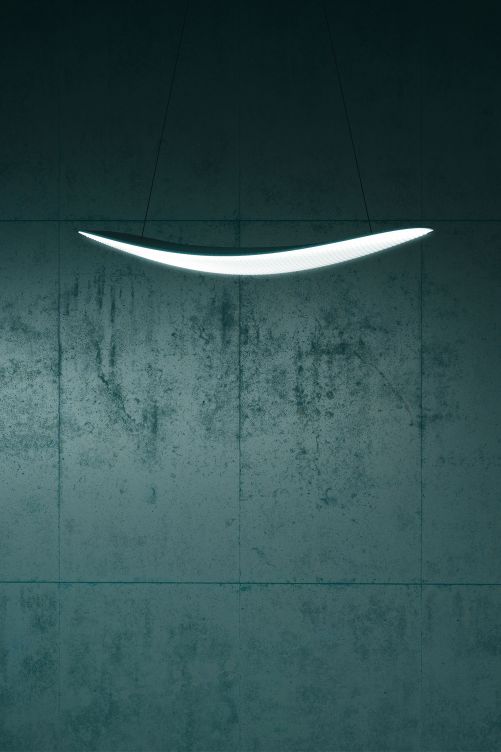 Wie ein Blatt im Wind scheint Pendelleuchte «Ale» eher zu schweben, statt zu hängen. Da die schlichte Schöne eigentlich fürs Büro gedacht ist, wurde mit ihrer Entwicklung das Architekturbüro Hassell beauftragt, das weltweit im Officebereich tätig ist. Artemide.