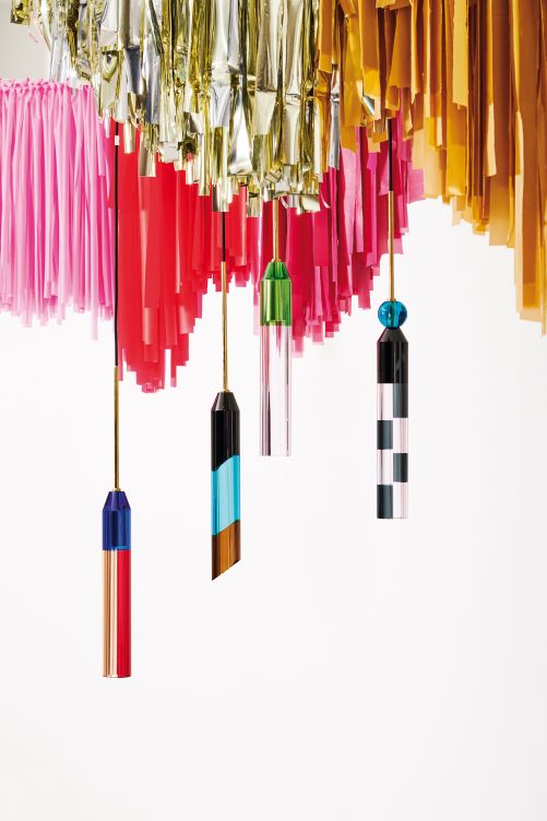 Es braucht schon etwas Mut für diese Leuchten, denn die Carnival-Kollektion ist bunt und frech gemustert. Die Leuchtkörper sind aus handgeschnittenem Kristallglas und verströmen ein warmes Licht. Vier verschiedene Pendelmodelle sowie eine Tischleuchte gehören zur Kollektion, die aus der Zusammenarbeit mit dem Studio Design By Us entstanden ist. Reflections Copenhagen.