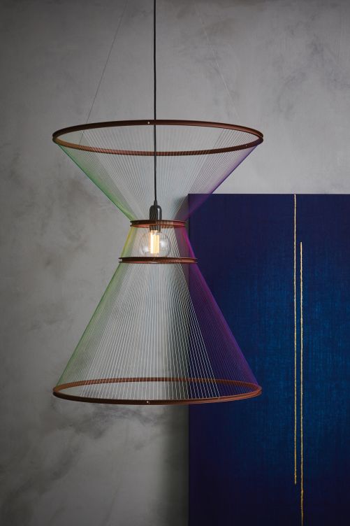 Wenn man bei der Leuchte «Rhythm of Light» an einen Reifrock aus dem 19. Jahrhundert denken muss, ist das gewollt. Die Designerin Susanne de Graef liess sich von der Form der auch als Krinoline bekannten Unterröcke inspirieren, gleichzeitig ahmt sie durch den Farbverlauf den Rhytmus des Sonnenlichts während Auf- und Untergang nach. Hollandslicht.