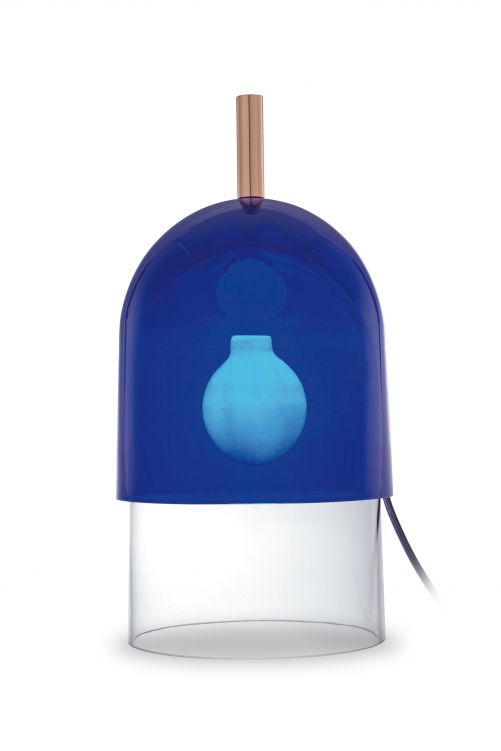«Heure Bleu» ist eine Tischleuchte aus zwei übereinander gestülpten, mundgeblasenen Glasobjekten, bei denen das obere blau lackiert ist. Beim Einschalten schimmert das Licht bläulich und verströmt eine angenehme Stimmung. Design: Constance Frapolli. Ligne Roset.
