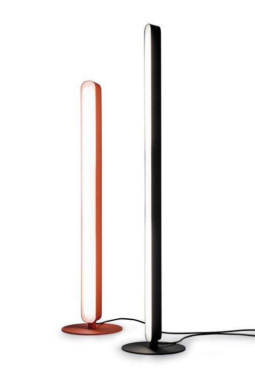 Die neue, vertikale Bodenleuchte «Vlar» ergänzt das Portfolio des Unternehmens für anspruchsvolles und blendfreies Licht. Sie ist um 360 Grad drehbar, verfügt über einen Indirekt-Lichtanteil, der nach hinten abstrahlt und so auch für atmosphärisches Licht sorgt. Design: Jörg Boner. Schätti Leuchten.