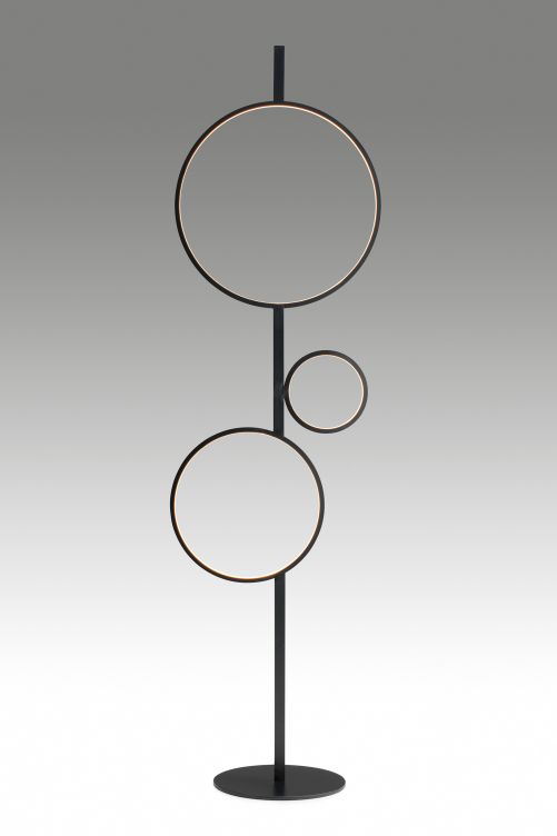 An ein Spiel der Ringe könnte man bei der Leuchte «Osun» von Michael Raasch denken. Die unterschiedlichen Grössen tauchen einen Raum in ein besonders angenehmes Licht, das zusätzlich gedimmt werden kann. Pode.