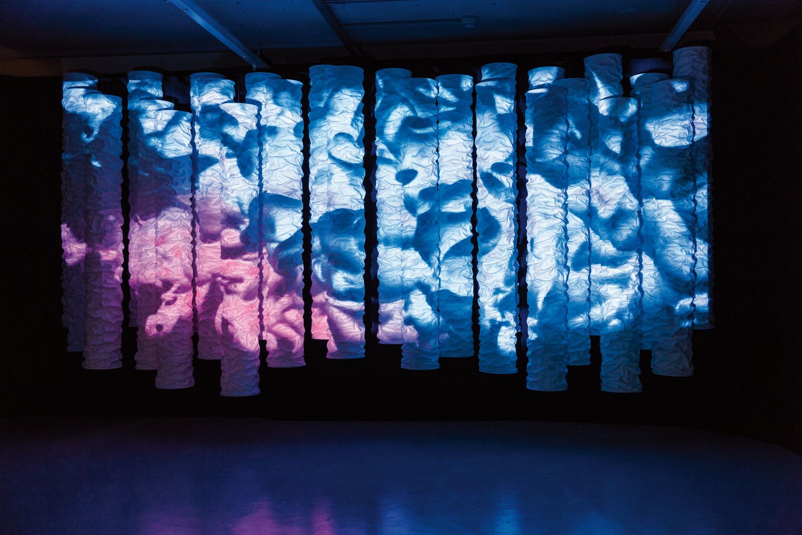 Am Designers’ Saturday wurde «Ella» zur Projektionsfläche. Eine Video-Installation tauchte die organisch anmutenden Leuchtenschirme in farbiges Licht.