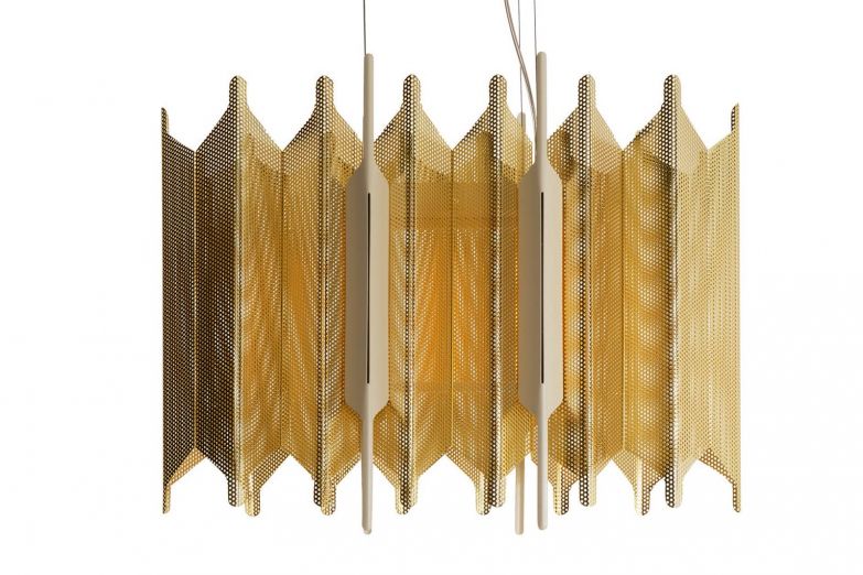 Mit der Leuchtenkollektion «Nef» gelingt Benjamin Graindorge ein Balanceakt zwischen Poesie und Präzision. Der Clou liegt im Schirm: Aus perforiertem Stahlblech geformt, wellt sich das elektrolytisch vermessingte Metall zu einer goldenen Haut, die das Licht warm im Raum verteilt.