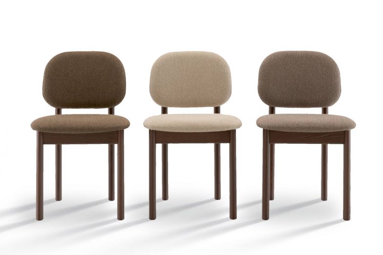 Minimalistische Linien treffen auf die sinnliche Wärme von Holz: In Buche, Nussbaum oder gebleichter Eiche zeigen die grosszügig abgerundeten Beine des Stuhls «Elly» und die raffinierten Verbindungsteile, wie viel Sorgfalt in jedem Detail steckt. Design: Guillaume Delvigne.