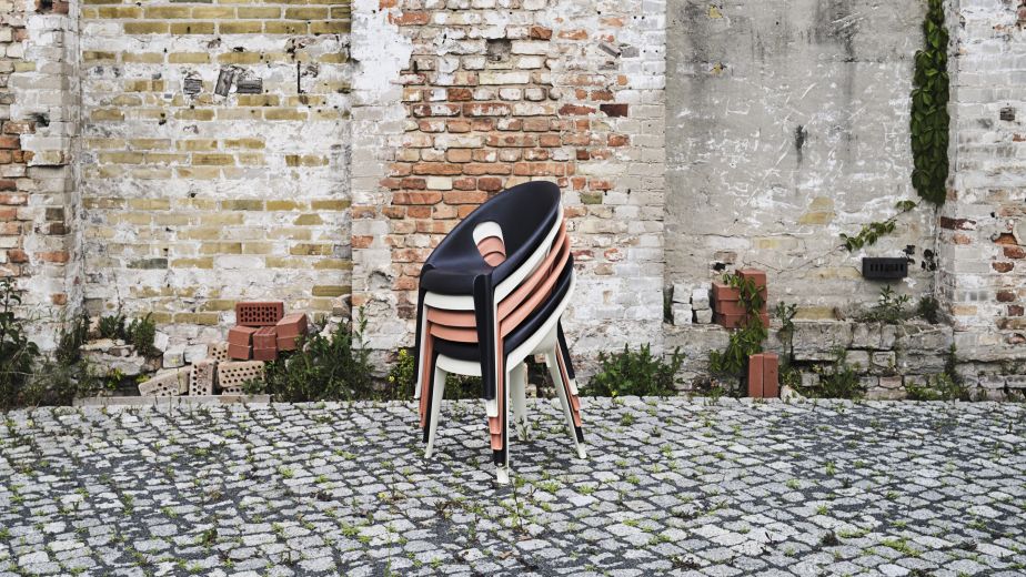 Poliertes Image: Monobloc-Stuhl