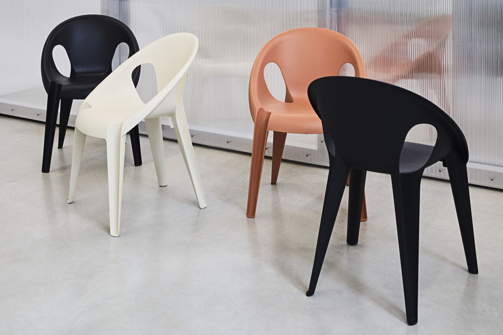 Konstantin Grcic hat mit «Bell» einen Stuhl aus Industrieabfällen hergestellt, der gleichzeitig  zu 100 Prozent recycelbar ist. Die Abfälle stammen aus Magis’ eigener Möbelproduktion sowie aus der örtlichen Automobilindustrie. Auch sonst überzeugt der Stuhl mit Werten, die einem verantwortungsvollen und nachhaltigen Produktionsprozess entsprechen. Niedriger Energieverbrauch bei der Produktion, cleveres Logistikkonzept, kaum Verpackungsmaterial. «Bell» gibt es in den drei Farben Sunrise, High Noon und Midnight. Magis.