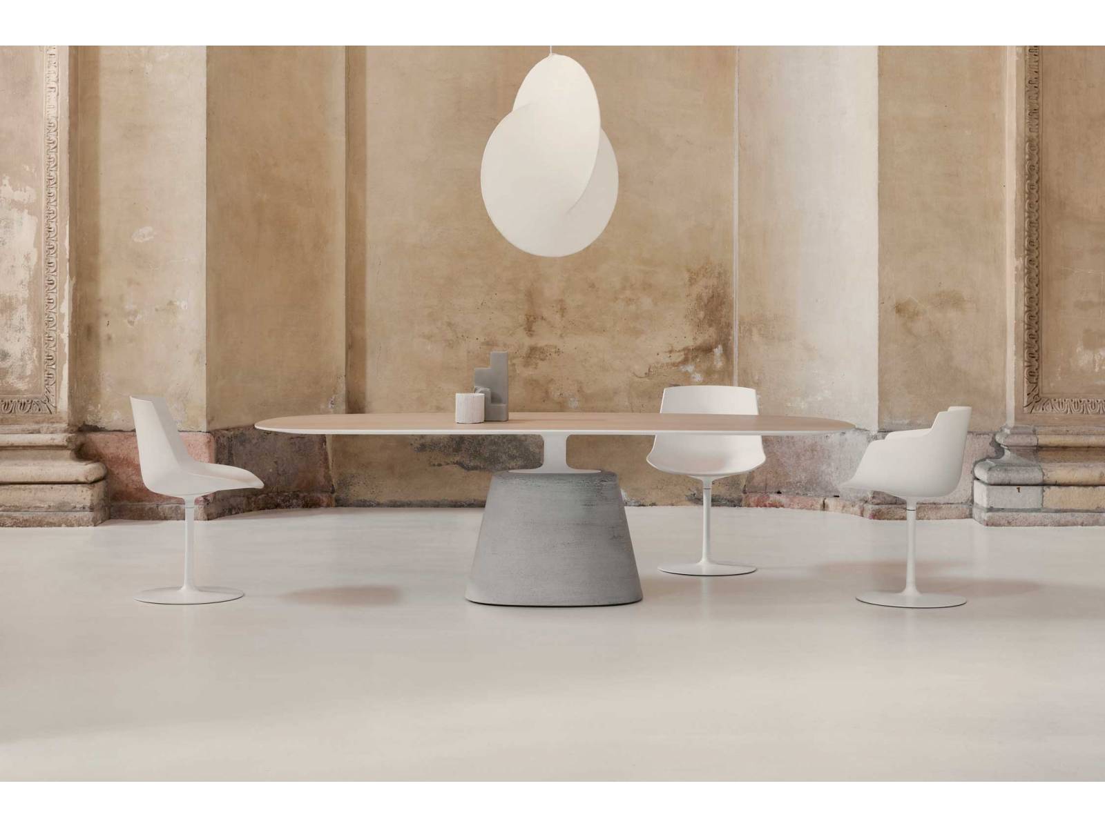 «Maxi» heisst das neue Mitglied der «Rock Table»-Familie und zeichnet sich durch eine rechteckige Platte mit abgerundeten Ecken aus. Der Betonsockel trägt eine neue, leichte Holzplatte oder eine in lackiertem Beton beziehungsweise Zement. MDFITALIA.COM