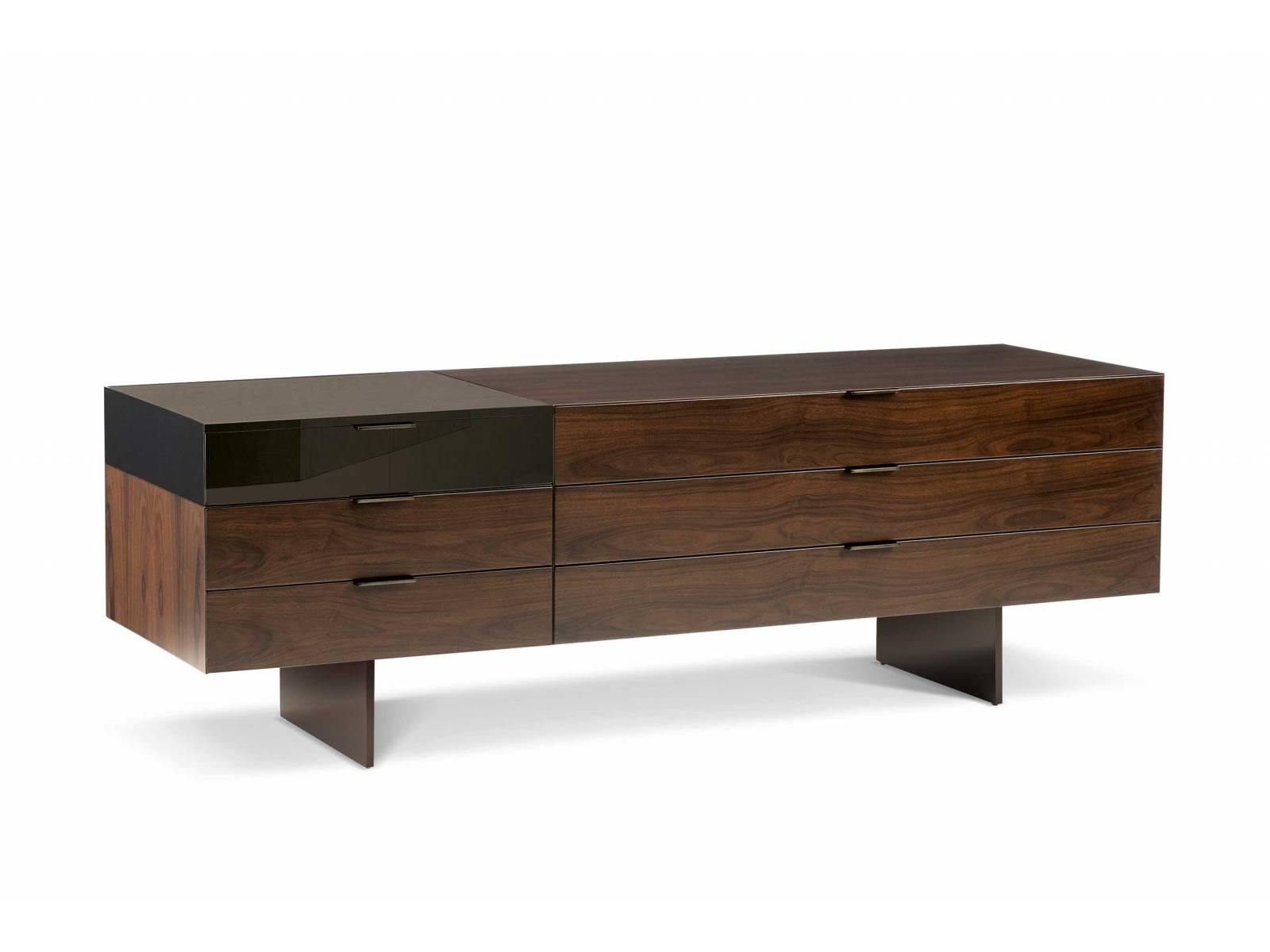 Marcio Kogan beweist mit dem Aufbewahrungsmöbel einmal mehr brasilianischen Spirit. Dabei ist «Superblocks» als ein echtes Stück Architektur konzipiert und funktional gedacht. Es passt sich mit Marmorablage, Besteckkasten aus Kernleder oder Schmuckschublade perfekt seiner Umgebung an. MINOTTI.COM