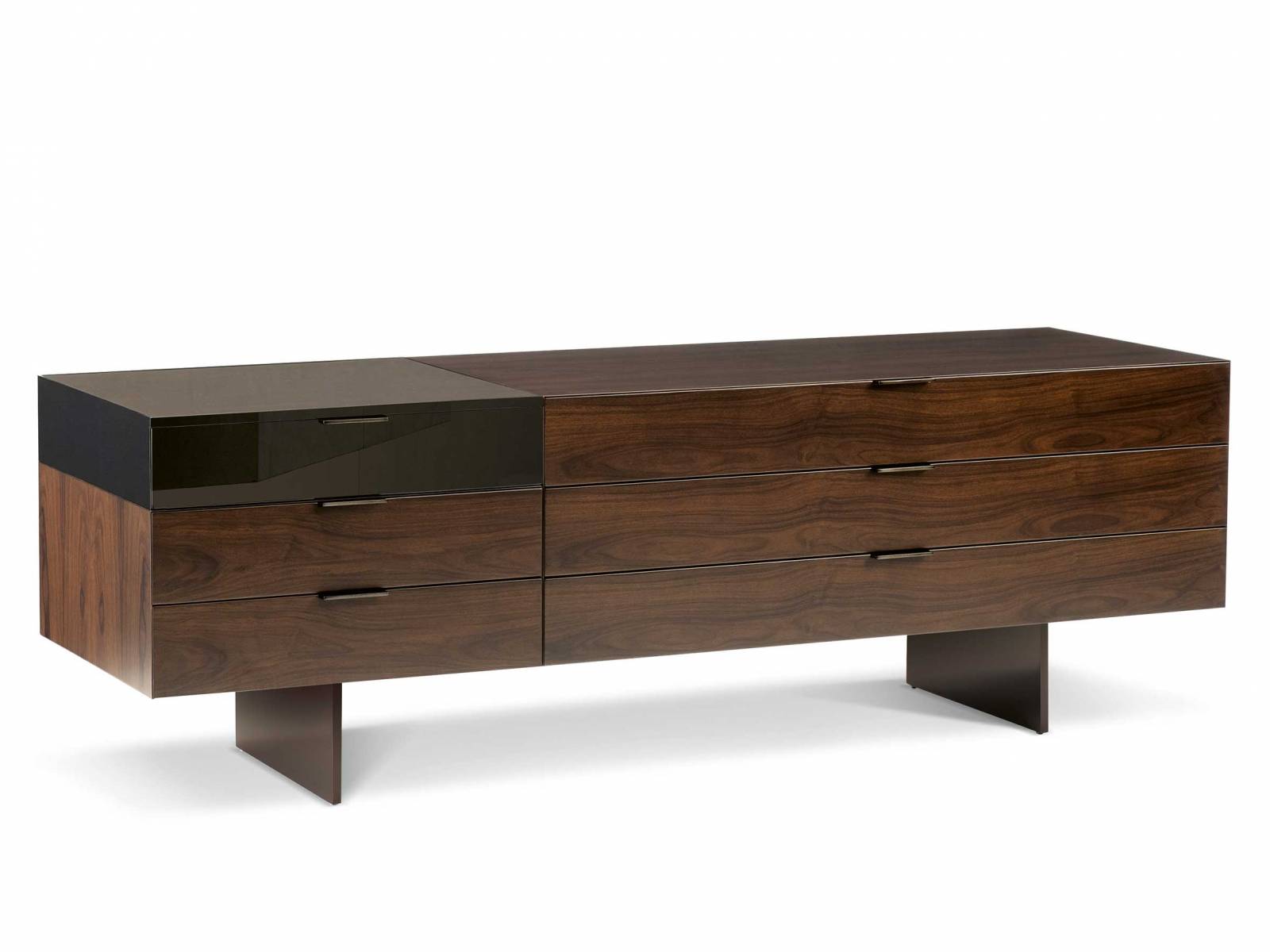 Marcio Kogan beweist mit dem Aufbewahrungsmöbel einmal mehr brasilianischen Spirit. Dabei ist «Superblocks» als ein echtes Stück Architektur konzipiert und funktional gedacht. Es passt sich mit Marmorablage, Besteckkasten aus Kernleder oder Schmuckschublade perfekt seiner Umgebung an. MINOTTI.COM