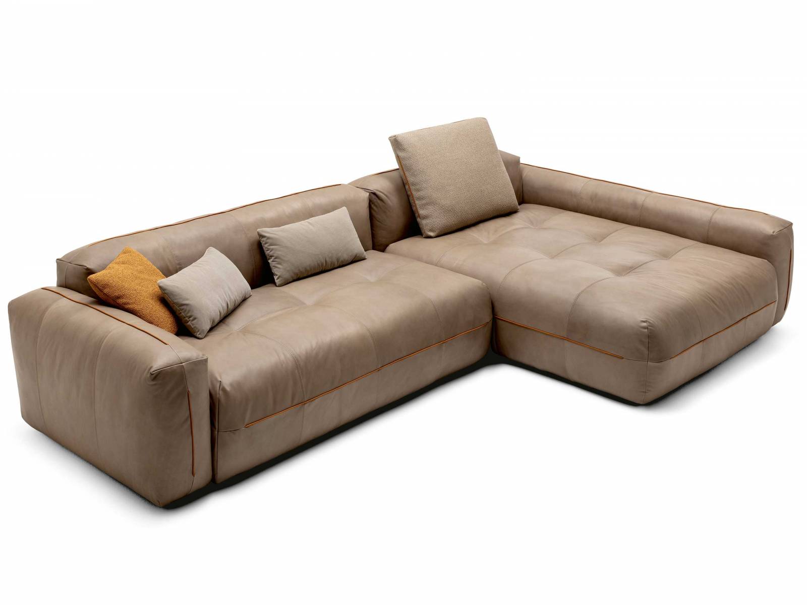 «Moyo» heisst das Neue von Norbert und Silja Beck und ist ein genauso lässiges Sofa, wie der Name andeutet. Es zeichnet sich durch Chesterfield-Optik und ein innovatives Nahtdetail aus und erinnert in seiner Form an die grosszügigen Liegewiesen der 1960er- und 1970er-Jahre. ROLF-BENZ.COM