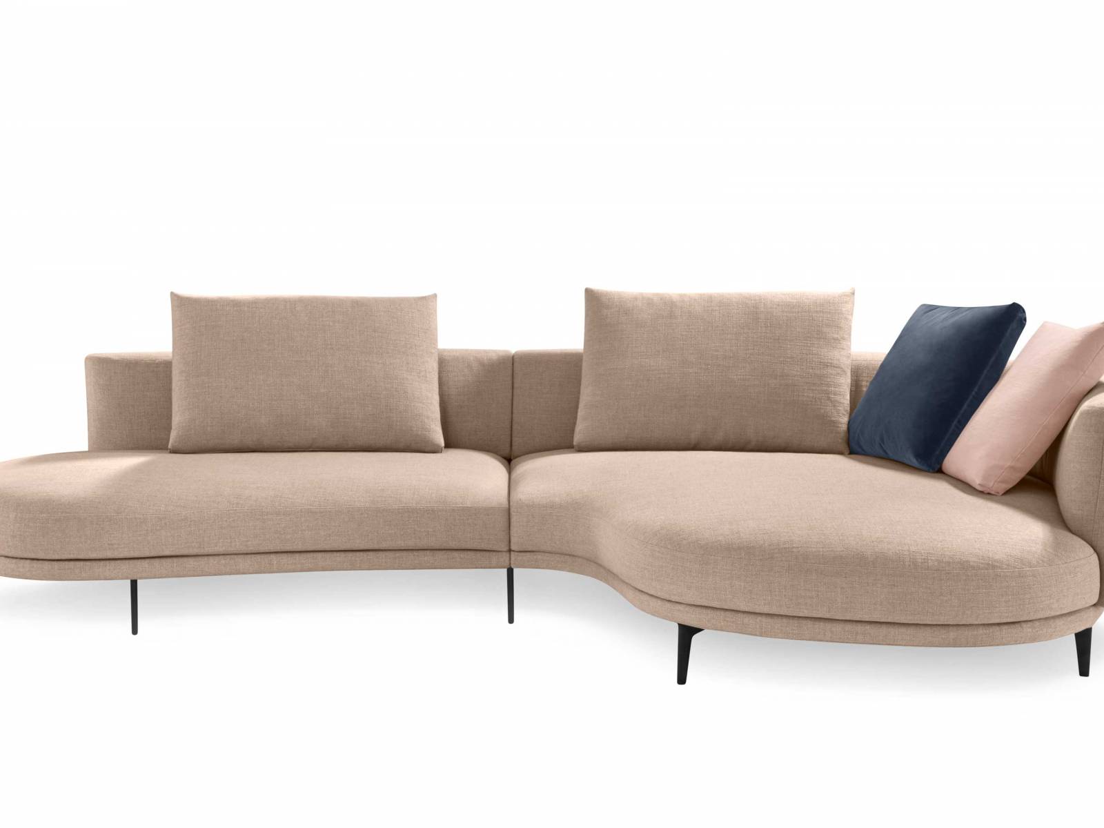 Im ephemeren Showroom von Walter Knoll im Brera Design District ergänzte eine farbenfrohe florale Installation aus Amarant und Asparagus nicht nur die Architektur, sondern bot den Möbeln eine Bühne mit Wow-Effekt. Zu den Neuheiten gehörte das Sofas «Maaru», das mit freien Formen und geschwungenen Linien begeistert. WALTERKNOLL.DE