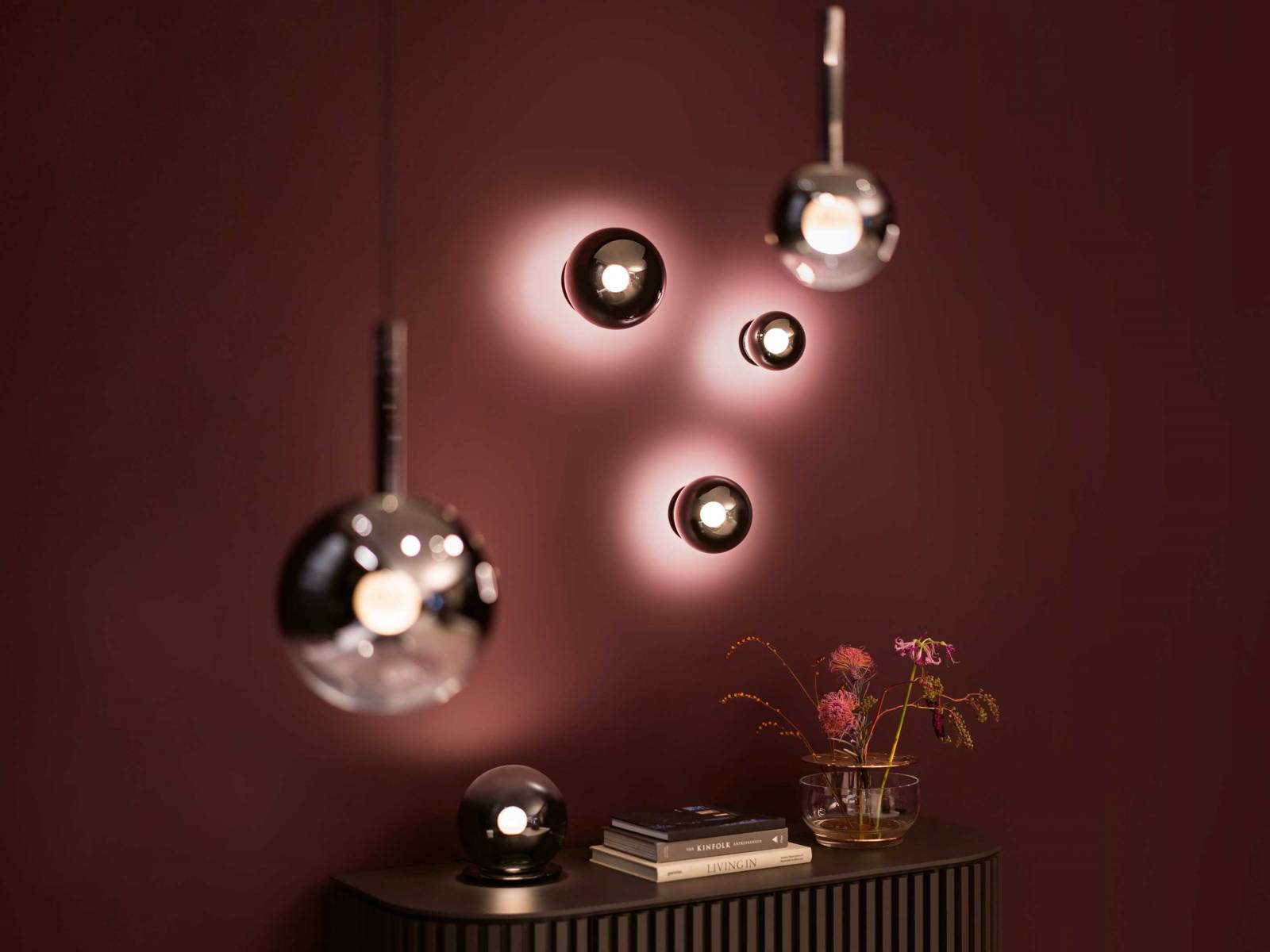 Die Lichtquelle im Zentrum von «Luna» ist in eine verspiegelte Kugel gehüllt, die das Licht weicher macht und einen schwebenden Effekt erzeugt. Es gibt sie ab Herbst als Tisch-, Wand- und Pendelleuchte, steuerbar in gewohnter Occhio-Manier via Geste oder App. OCCHIO.COM