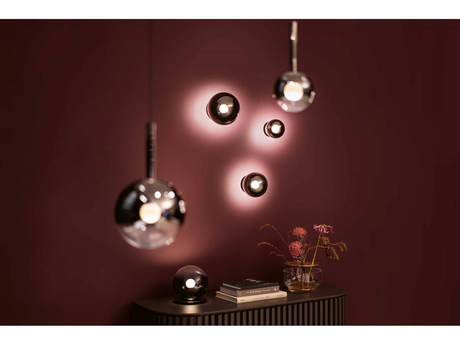 Die Lichtquelle im Zentrum von «Luna» ist in eine verspiegelte Kugel gehüllt, die das Licht weicher macht und einen schwebenden Effekt erzeugt. Es gibt sie ab Herbst als Tisch-, Wand- und Pendelleuchte, steuerbar in gewohnter Occhio-Manier via Geste oder App. OCCHIO.COM
