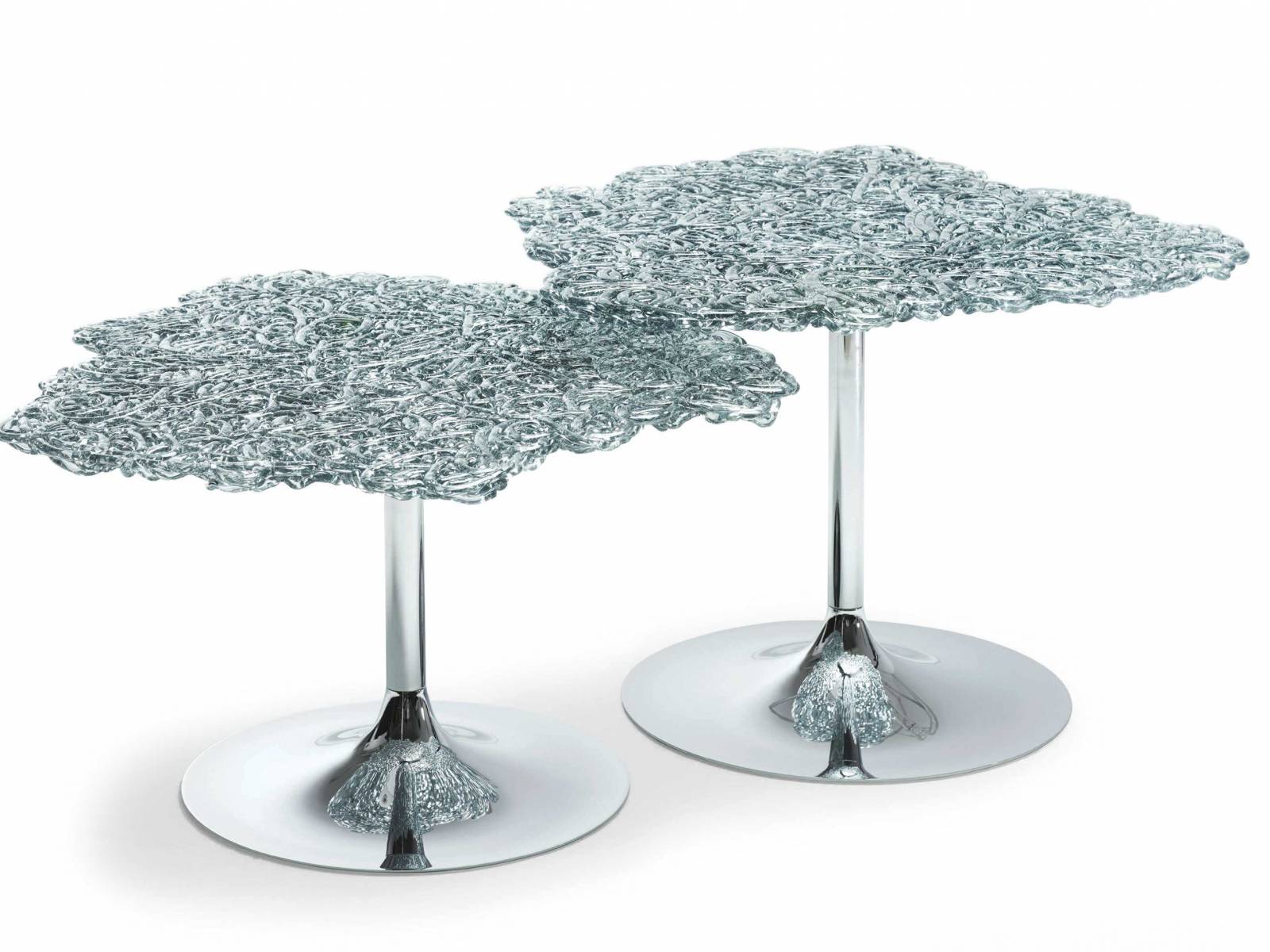 So rein im Material und glänzend wie einer der hellen Edelsteine, weshalb die Kollektion von Jacopo Foggini auch den Namen «Diamante» trägt. Die Tischplatte besteht aus Polycarbonat-Strängen und wird von Hand gefertigt. EDRA.COM