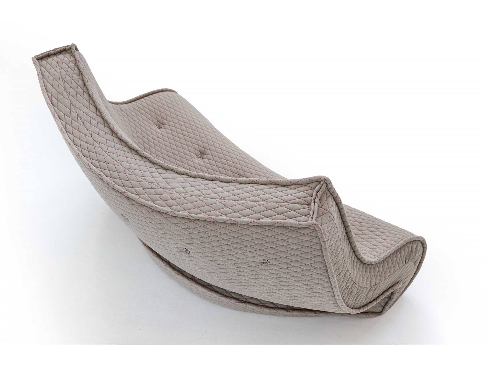 Eine Matratze, die auf einem Bürgersteig zurückgelassen wurde, regte Ron Arad zum Entwurf des Sofas «Matrizia» an. 2015 zum ersten Mal vorgestellt, wird es nun in einer limitierten Sammleredition von Morosos interner Entwicklungsabteilung More-So produziert. Foto: Alessandro Paderni. MOROSO.IT