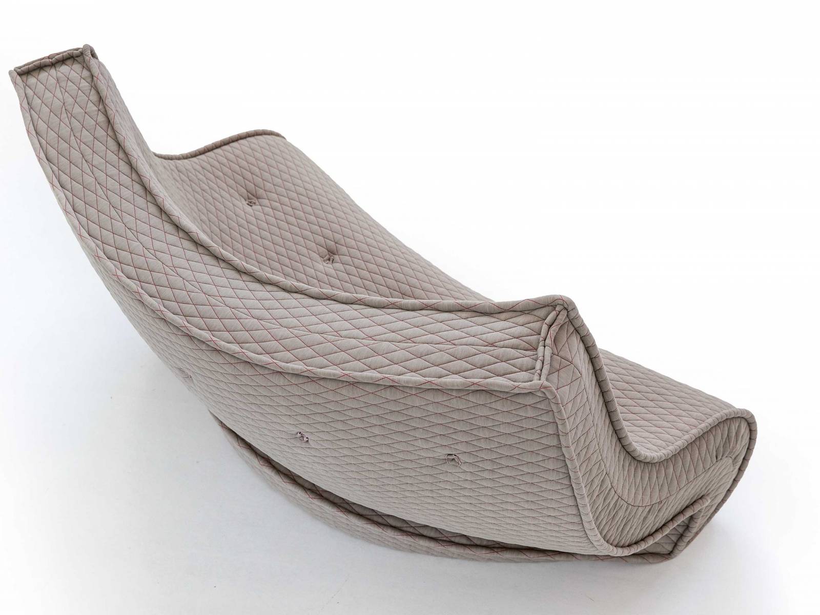 Eine Matratze, die auf einem Bürgersteig zurückgelassen wurde, regte Ron Arad zum Entwurf des Sofas «Matrizia» an. 2015 zum ersten Mal vorgestellt, wird es nun in einer limitierten Sammleredition von Morosos interner Entwicklungsabteilung More-So produziert. Foto: Alessandro Paderni. MOROSO.IT