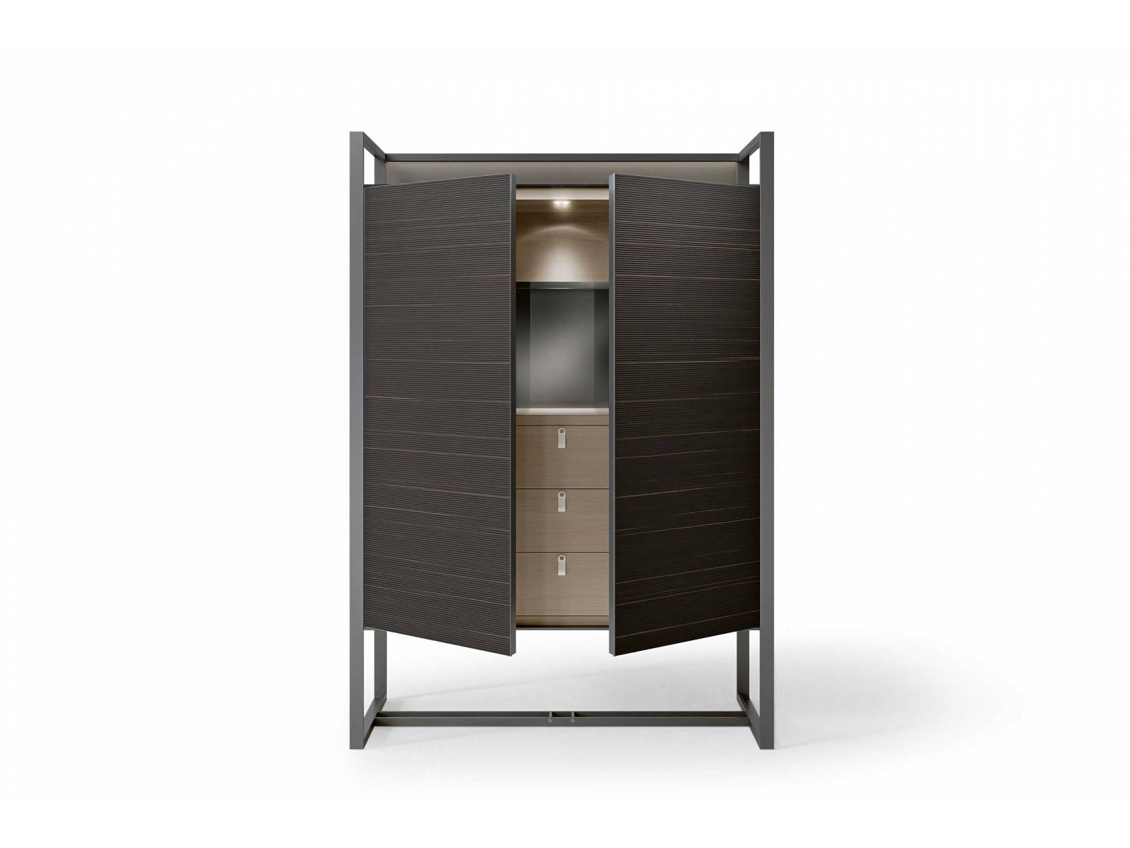 Die neue Kollektion von Giuseppe Bavuso heisst «Rialto» und zeichnet sich durch ein Brückenelement aus Aluminium aus. Diese Struktur macht es möglich, den Möbeln eine ungewöhnliche Leichtigkeit und Transparenz zu verleihen. RIMADESIO.IT