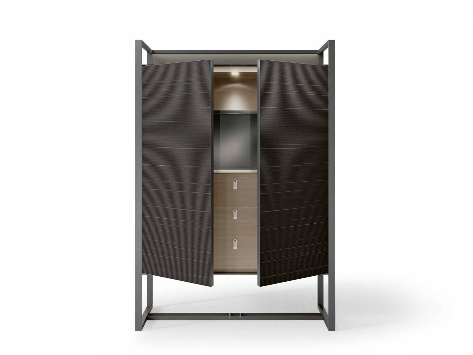 Die neue Kollektion von Giuseppe Bavuso heisst «Rialto» und zeichnet sich durch ein Brückenelement aus Aluminium aus. Diese Struktur macht es möglich, den Möbeln eine ungewöhnliche Leichtigkeit und Transparenz zu verleihen. RIMADESIO.IT