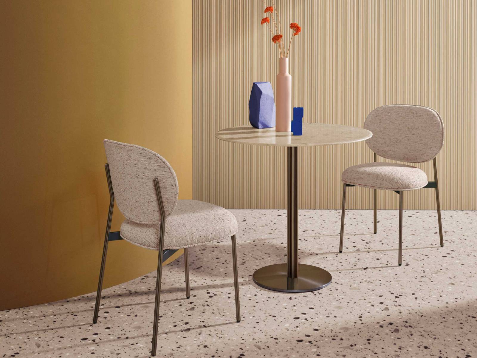 Die Säule aus stranggepresstem Aluminium besitzt ein raffiniertes, blumenförmiges Profil, weshalb der kleine Tisch von Sebastian Herkner den Namen «Blume» trägt. Für die Platte stehen verschiedene Materialien zur Auswahl. Foto: Andrea Garuti, PEDRALI.COM 