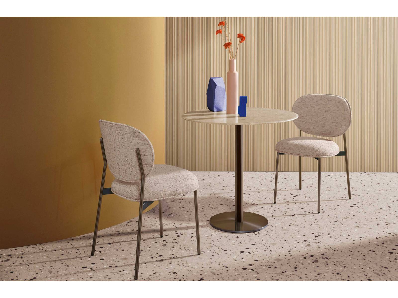 Die Säule aus stranggepresstem Aluminium besitzt ein raffiniertes, blumenförmiges Profil, weshalb der kleine Tisch von Sebastian Herkner den Namen «Blume» trägt. Für die Platte stehen verschiedene Materialien zur Auswahl. Foto: Andrea Garuti, PEDRALI.COM 