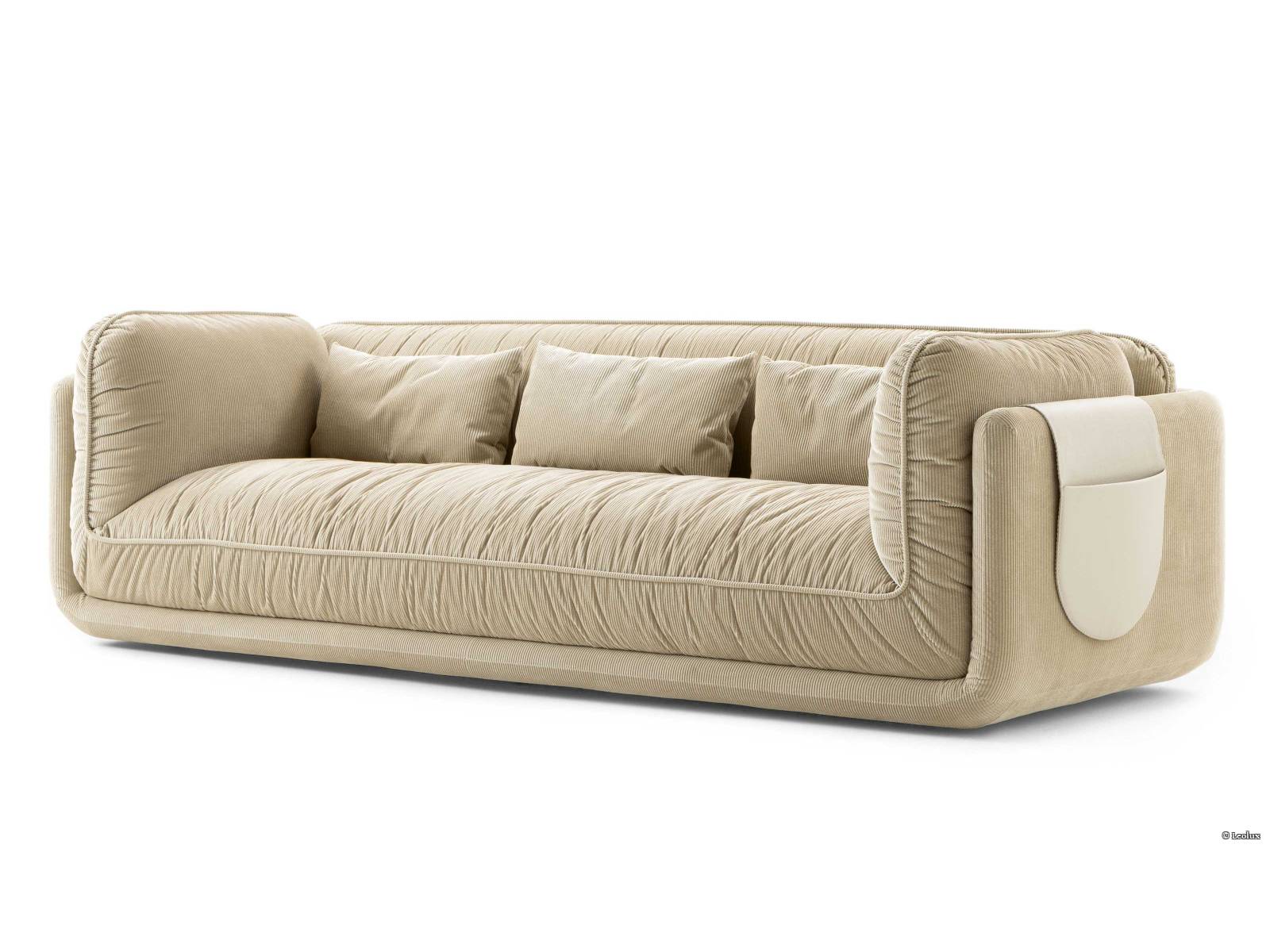 Studiopepe hat mit «Lunetta» ein charmantes Relax-Sofa mit niedriger Sitzhöhe entworfen. Es verfügt über eine elegante Aussenseite, ein weiches, plissiertes Polster und ist auf Wunsch mit seitlich angebrachtem Sofa-Pocket erhältlich. LEOLUX.DE