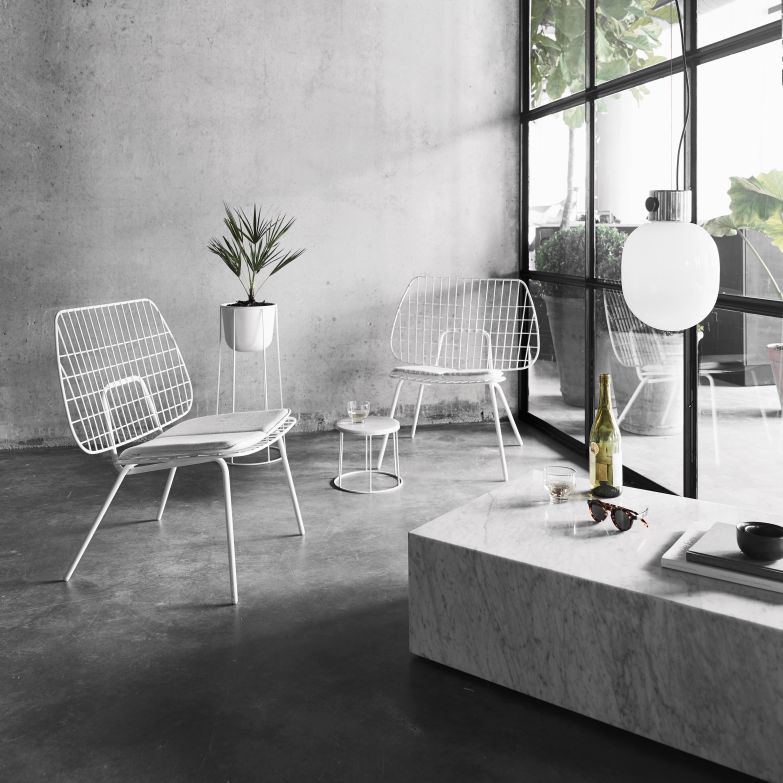 Bei «Plinth» steckt die Schönheit im Material. Alle Sockel sind aus 1,5 cm dicken Marmorplatten zusammengesetzt und besitzen eine Innenkonstruktion aus massiven Akazienholz. Neben der flachen Ausführung designte das dänische Duo Norm Architects auch Stehlen und Würfel. Menu.