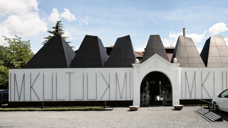 Das «Im Kult» vereint Kulinarik, Design und Kultur. Hinter den massiven Mauern der stylischen Seifenfabrik verbergen sich ein Bistro, ein Concept Store und ein Atelier. Dem renommierten Architekten Werner Tscholl gelang es, den identitätsstiftenden Ort mit spektakulärem Design zu vereinen. Ob zum Frühstück, Lunch oder Abendessen, die ausserhalb von Meran gelegene Location lohnt einen kleinen Umweg. IMKULT.COM 