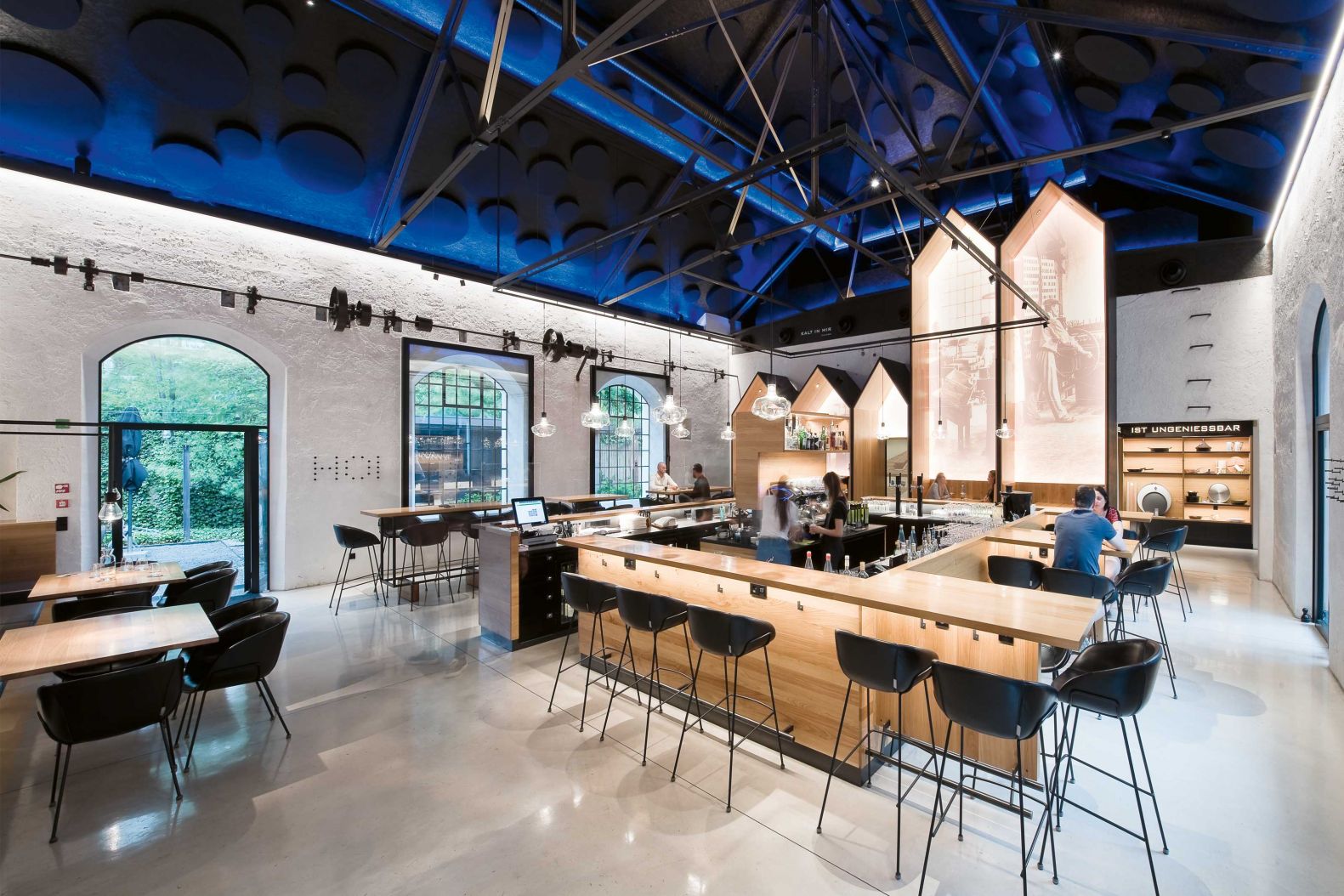 Das «Im Kult» vereint Kulinarik, Design und Kultur. Hinter den massiven Mauern der stylischen Seifenfabrik verbergen sich ein Bistro, ein Concept Store und ein Atelier. Dem renommierten Architekten Werner Tscholl gelang es, den identitätsstiftenden Ort mit spektakulärem Design zu vereinen. Ob zum Frühstück, Lunch oder Abendessen, die ausserhalb von Meran gelegene Location lohnt einen kleinen Umweg. IMKULT.COM 