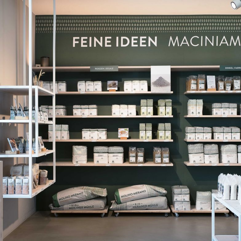 Das ist Anna Gruber, mit prächtigen Kohlrabis aus ihrem gepachteten Hanggrundstück an traumhafter Lage oberhalb von Algund. Wenn man mit ihrem Partner Daniele Piscopiello durch die Beete streunt, spürt man, mit welchem Enthusiasmus beide Gemüse, Obst und Schnittblumen anbauen. Die Produkte von «DA Genussgarten – organic food & floral design» gibt es im Laden «Farm to table» zu kaufen. Mittwochs 17 - 19 und freitags 16 - 18 Uhr. Vogelweidestrasse 26, 39012 Meran